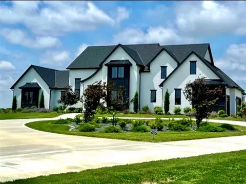 10504 Stonehaus Dr, Lees Summit, MO 64086