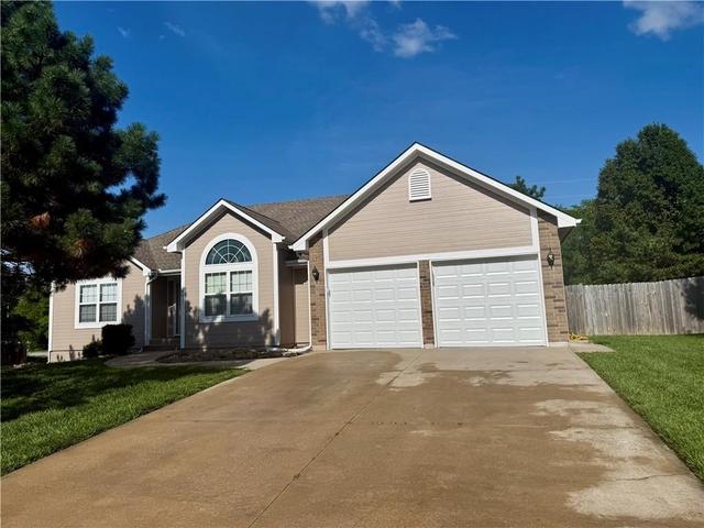 4421 SW Hillside Dr, Lees Summit, MO 64082