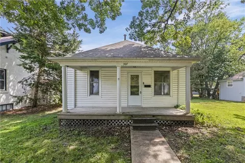 307 E Miami St, Paola, KS 66071