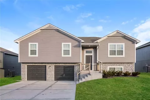 900 NW Hilltop Ln, Grain Valley, MO 64029