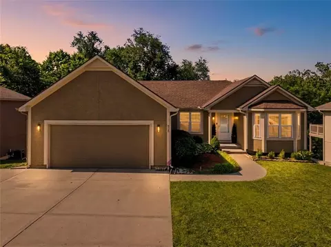 808 Old Stage Rd, Pleasant Hill, MO 64080
