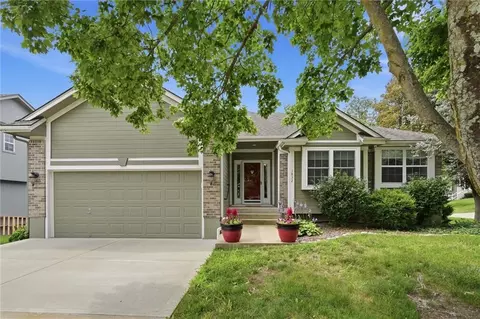1832 Stonewood Dr, Lees Summit, MO 64086