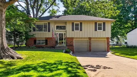 9117 Hayes Dr, Overland Park, KS 66212
