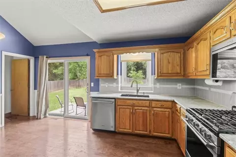 Kitchen - 18212 E 31st Ter, Independence, MO 64057 photo 4 of 6