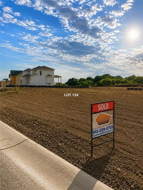 18922 W 193rd Ter, Spring Hill, KS 66083