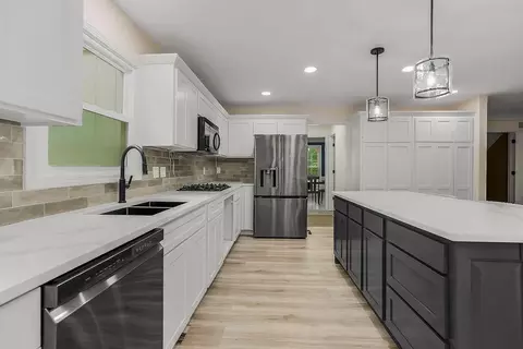 2404 SW Clear Creek Ct, Blue Springs, MO 64015