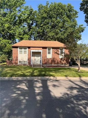 1021 Canterbury Rd, Blue Springs, MO 64015
