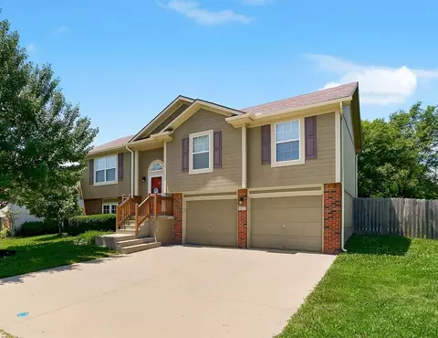 421 Golfview Dr, Pleasant Hill, MO 64080