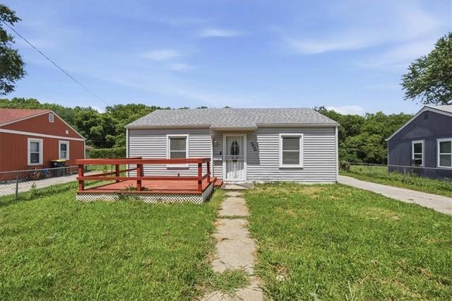 5452 College Ave, Kansas City, MO 64130