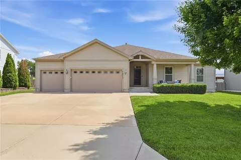 1501 N 4th St E, Louisburg, KS 66053
