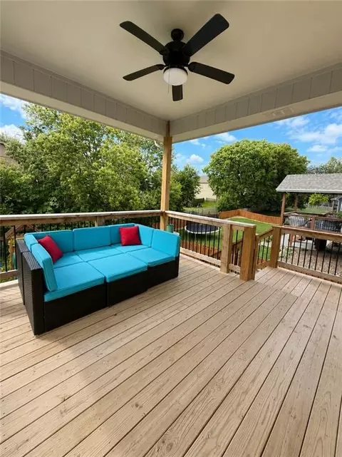 Exterior - 610 E 11th St, Kearney, MO 64060 photo 5 of 8