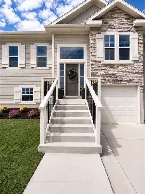 Exterior - 610 E 11th St, Kearney, MO 64060 photo 2 of 8