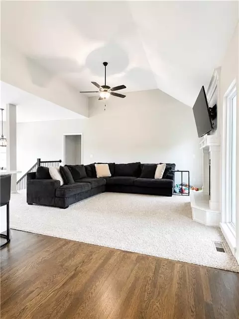 Living - 610 E 11th St, Kearney, MO 64060 photo 2 of 5