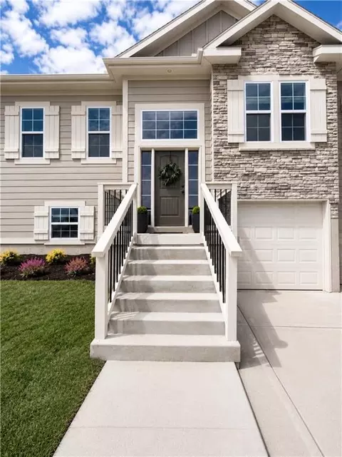 Exterior - 610 E 11th St, Kearney, MO 64060 photo 3 of 7