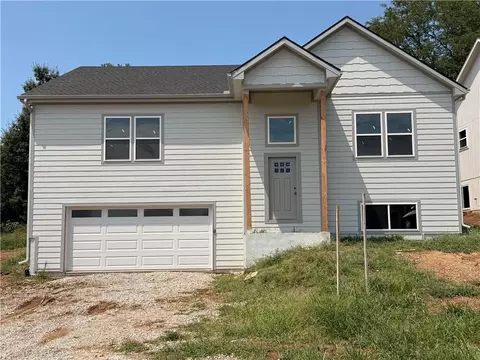 2032 W Springs Way, Excelsior Springs, MO 64024