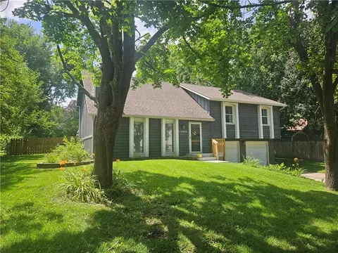 12806 S Seminole Dr, Olathe, KS 66062