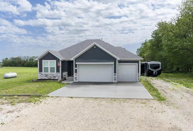 20196 207th St, Tonganoxie, KS 66086