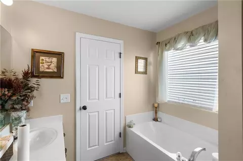 Bath - 1147 SW Arborfair Dr, Lees Summit, MO 64082 photo 4 of 7