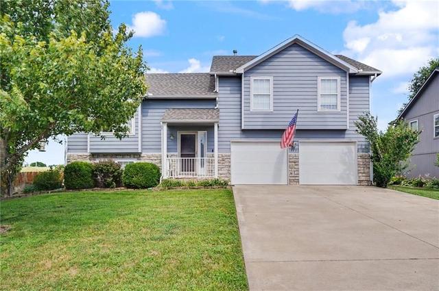 953 N Hickory Dr, Tonganoxie, KS 66086