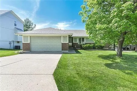 611 NW 42nd St, Blue Springs, MO 64015