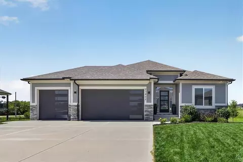 27802 E 134th St, Lake Lotawana, MO 64086
