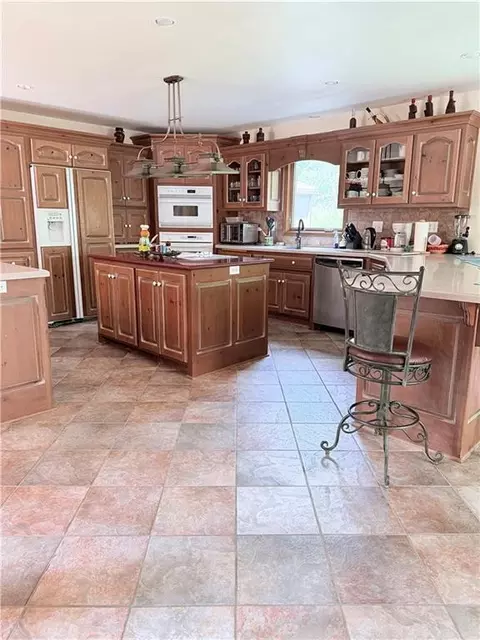 Kitchen - 3907 NE Beach Rd, Lees Summit, MO 64064 photo 3 of 6