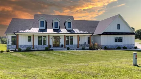 2 SE Woodview Rd, Saint Joseph, MO 64507