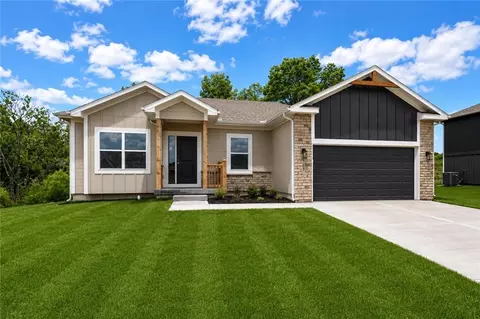 530 Lemon Mint Dr, Raymore, MO 64083 photo 1