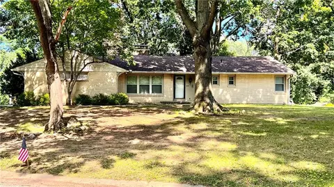 226 NW 43rd St, Kansas City, MO 64116