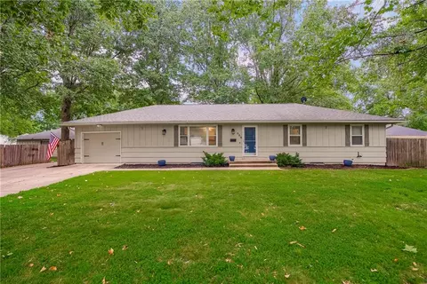 305 S Berkley St, Louisburg, KS 66053