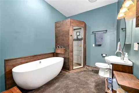 Bath - 17487 Rogers Rd, Atchison, KS 66002 photo 3 of 5
