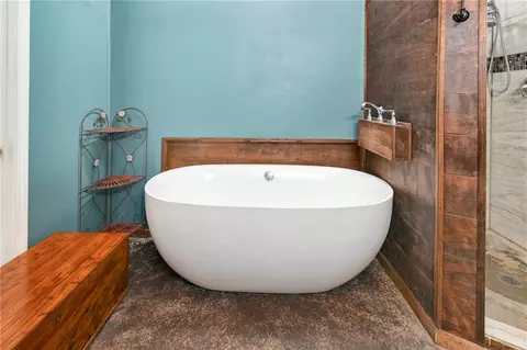 Bath - 17487 Rogers Rd, Atchison, KS 66002 photo 2 of 5