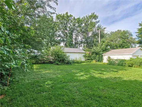 Exterior - 10117 E 10th St, Independence, MO 64053 photo 5 of 6