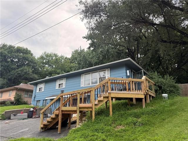 705 Cherry St, Weston, MO 64098