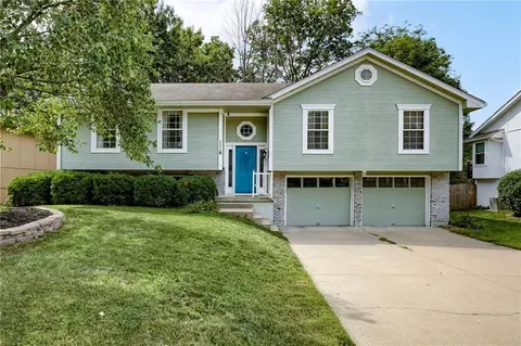 1118 SW Eastman Ct, Blue Springs, MO 64015