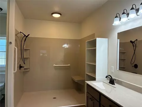 Bath - 203 N Birch St, Savannah, MO 64485 photo 2 of 7