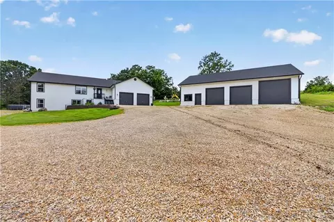 25493 Kansas Ave, Tonganoxie, KS 66086