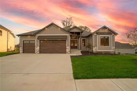 5794 NW Black Oak Ct, Parkville, MO 64152