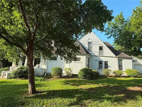Exterior - 1027 N 4th St, Atchison, KS 66002 photo 3 of 3