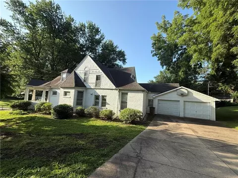 Exterior - 1027 N 4th St, Atchison, KS 66002 photo 1 of 3