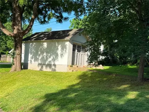 Exterior - 1027 N 4th St, Atchison, KS 66002 photo 2 of 3