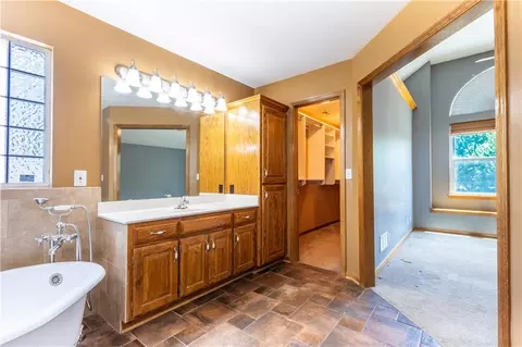 Bath - 722 Garnes St, Raymore, MO 64083 photo 4 of 6