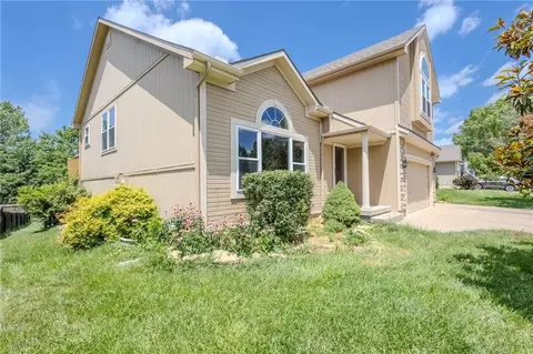 Exterior - 722 Garnes St, Raymore, MO 64083 photo 5 of 8