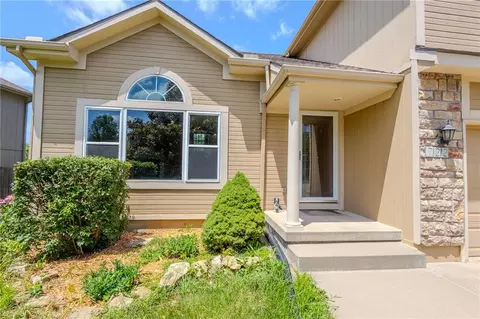 Exterior - 722 Garnes St, Raymore, MO 64083 photo 3 of 8