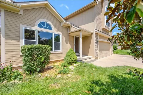 Exterior - 722 Garnes St, Raymore, MO 64083 photo 4 of 8