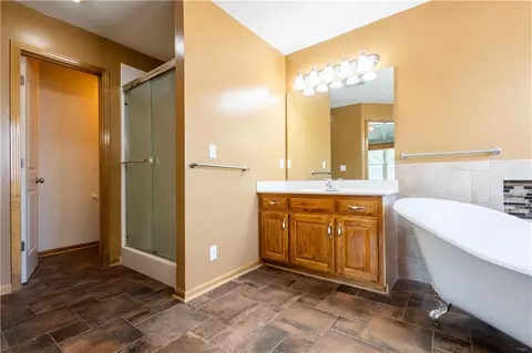 Bath - 722 Garnes St, Raymore, MO 64083 photo 3 of 6