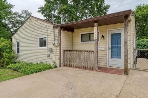 9226 Walnut St, Kansas City, MO 64114