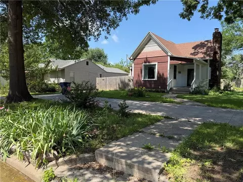 402 S Spring St, Caney, KS 67333 photo 2