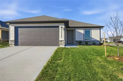 620 W Bluebird St, Gardner, KS 66030