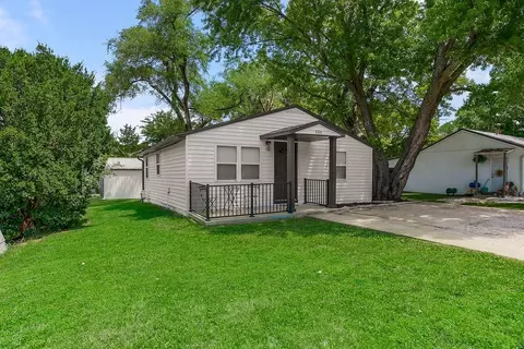 Exterior - 200 E Mccarty St, Edgerton, KS 66021 photo 1 of 2